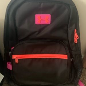 Um back pack with tags